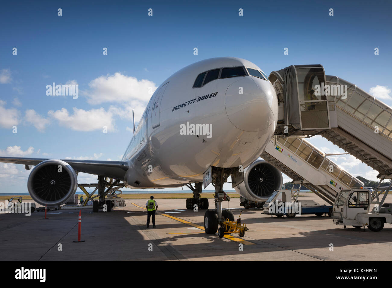 Les Seychelles, Mahe, aéroport, Emirates Airlines Boeing 777-300ER sur le stand à l'aube Banque D'Images