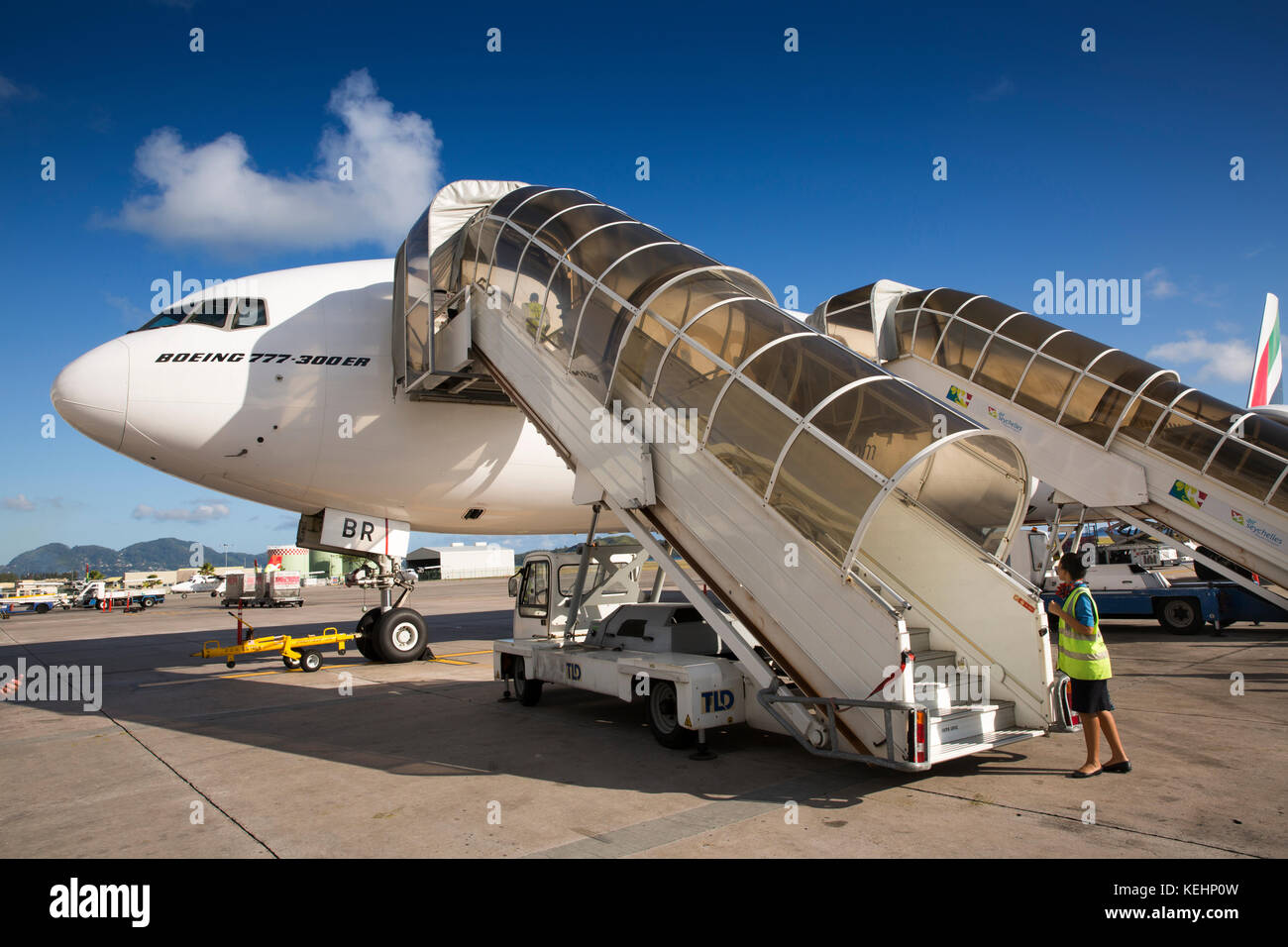 Les Seychelles, Mahe, aéroport, Emirates Airlines Boeing 777-300ER sur le stand à l'aube Banque D'Images