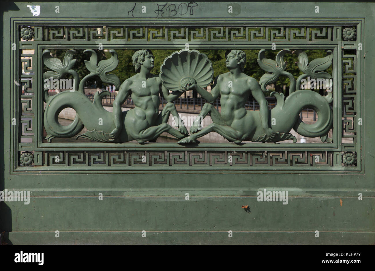Deux ichthyocentaurs Aphros Bythos et représentée dans le grille en fonte de la Schlossbrücke (Pont du Palais) à Berlin, Allemagne. Banque D'Images