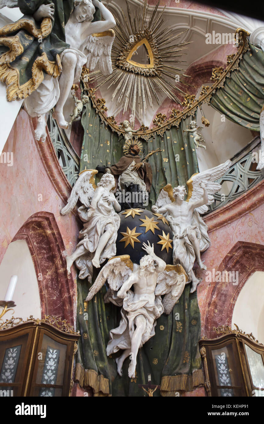 Saint Jean Népomucène entouré par des anges. Des statues en bois par le sculpteur tchèque Jan Pavel dans Čechpauer la principale dans l'autel principal dans l'église de pèlerinage de saint Jean Népomucène (Poutní kostel svatého Jana Nepomuckého) à Zelená Hora à Žďár nad Sázavou, République tchèque. L'église de pèlerinage conçu par l'architecte tchèque avec des origines italiennes Jan Santini Aichel a été construit en 1720-1727 dans la combinaison de styles gothique et baroque, connu sous le nom de style gothique baroque. Banque D'Images