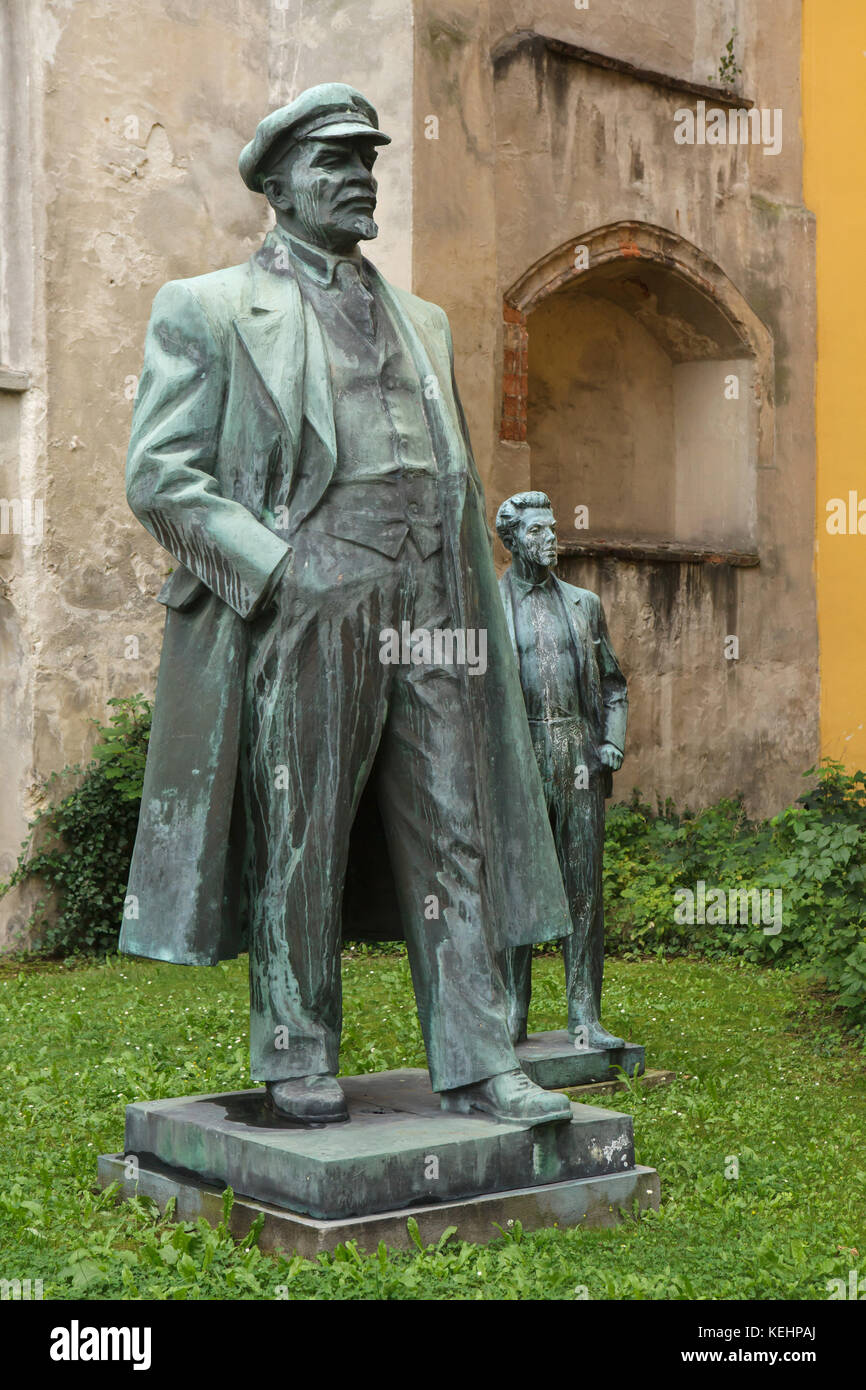 Des statues en bronze de Lénine révolutionnaire bolchévique russe (L) par le sculpteur tchèque Vladimír Reich (1979) et Julius Fučík journaliste tchécoslovaque par le sculpteur tchèque Miloslav Šonka (1979) dans le lapidarium dans les jardins franciscains (Františkánské zahrady) dans la région de Cheb, République tchèque. La statue de Lénine se tenait en face de la gare de Julius Fučík Cheb et utilisé pour rester dans Františkový Lázně. Les deux statues ont été déplacé à l'emplacement actuel après la chute du régime communiste en Tchécoslovaquie. Banque D'Images