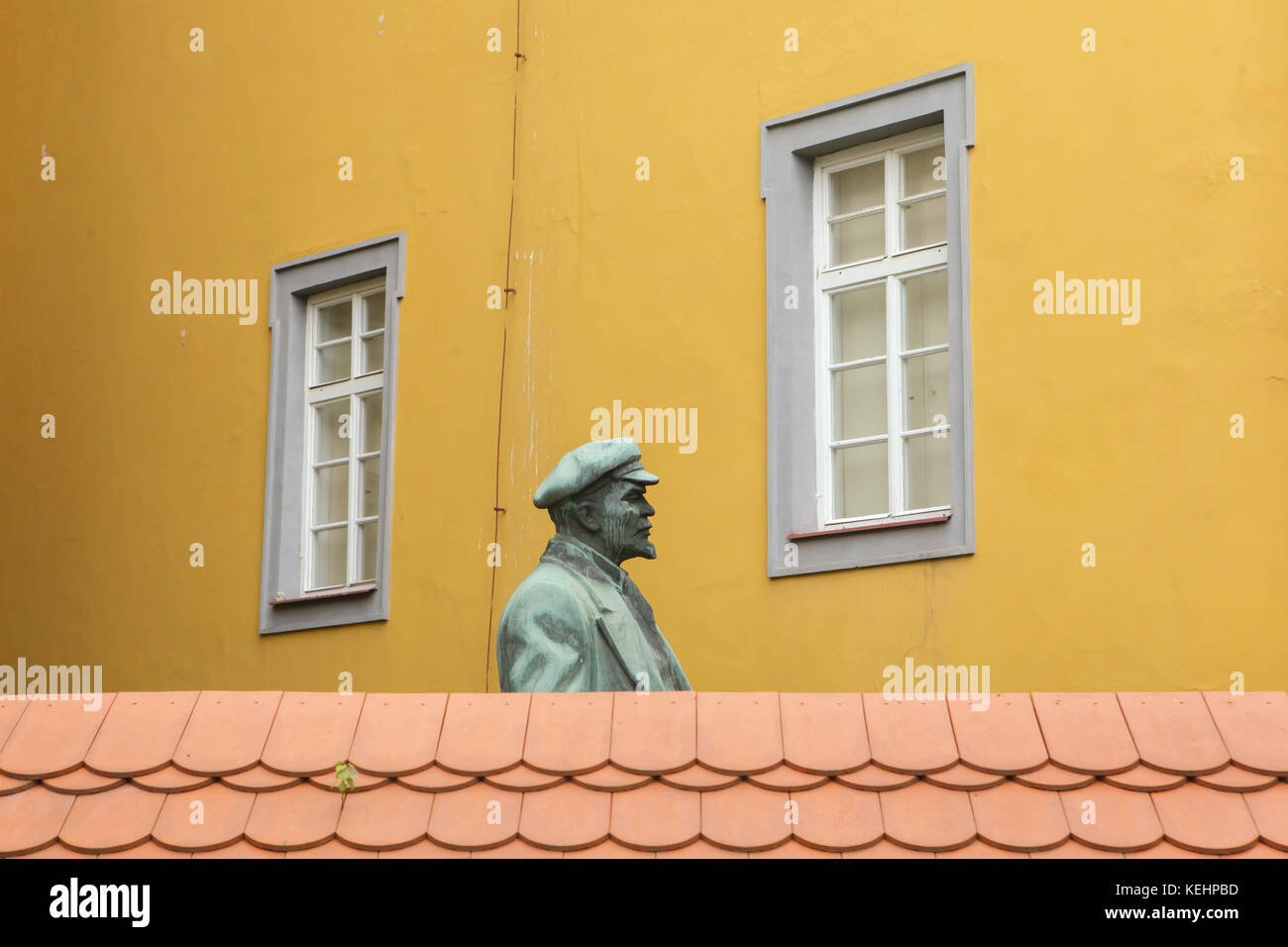 Le monument de Lénine se reflète sur le mur dans la région de Cheb, République tchèque. Monument de Vladimir Lénine révolutionnaire bolchévique russe par le sculpteur tchèque Vladimír Reich (1979) se trouvait autrefois en face de la gare et a été transféré au lapidarium dans les jardins franciscains (Františkánské zahrady) après la chute du régime communiste en Tchécoslovaquie. Photo par Vova Pomortzeff Banque D'Images