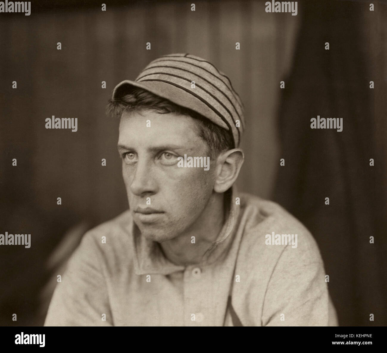 Eddie Collins, joueur de la Ligue majeure de baseball, Athlétisme de Philadelphie, portrait de la tête et des épaules par Paul Thompson, 1910 Banque D'Images