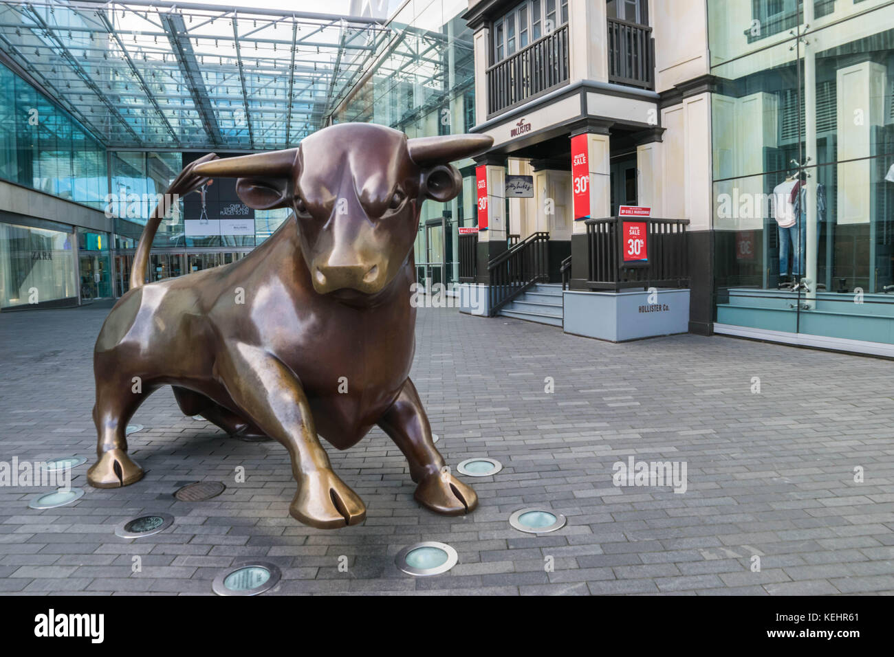 Birminghamm, uk - Octobre 3rd, 2017 : une sculpture de bull à l'extérieur de l'avant du centre commercial Bullring, un monument à Birmingham. Banque D'Images