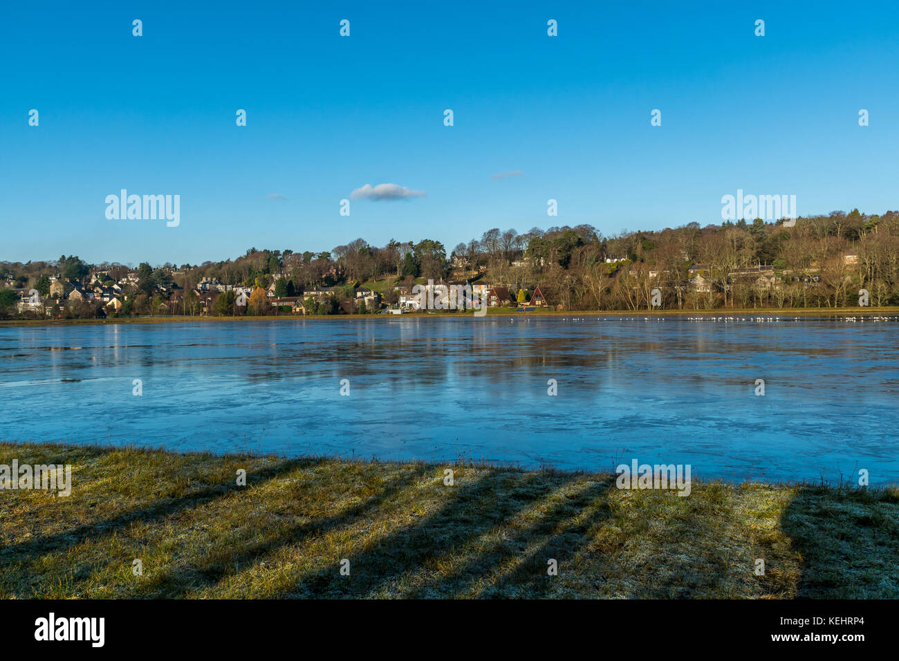 Réservoir d'inchgarth et maisons dans les sectes, Aberdeen, Écosse, 18 janvier 2017. L'eau du réservoir bloqué sur un matin d'hiver glacial. Banque D'Images