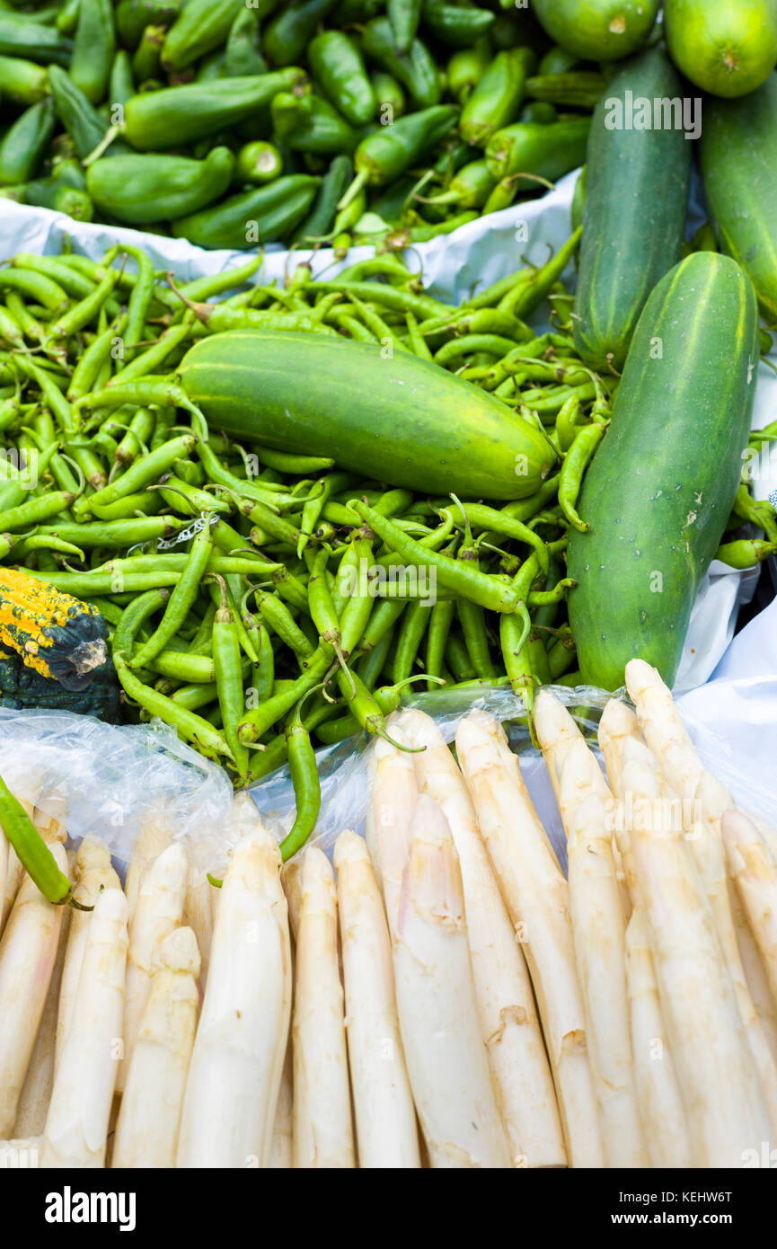Légumes - Piments, moelle, poivron vert, salsifis en vente dans le marché alimentaire à Santander, dans le Nord de l'Espagne Banque D'Images