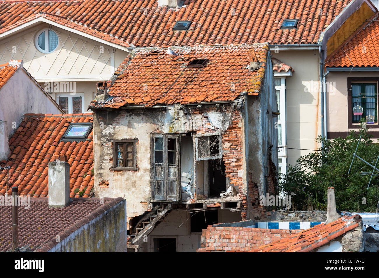 La propriété à l'abandon négligé parmi les maisons restaurées à Castro Urdiales en Cantabrie, dans le Nord de l'Espagne Banque D'Images