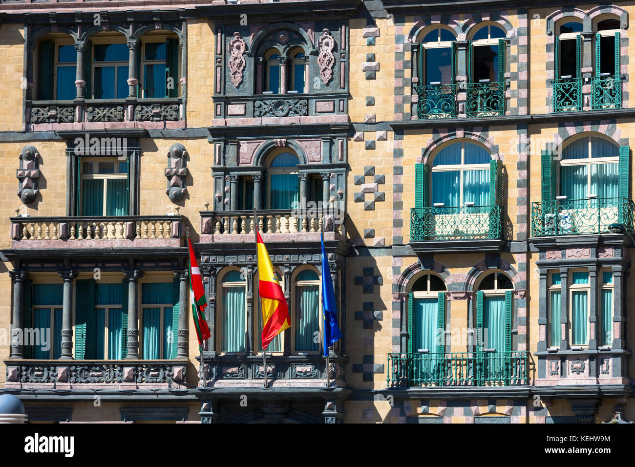 Drapeau de l'Union européenne, basque et espagnol sur la délégation du gouvernement en Bizkaia à la Plaza Moyua à Bilbao, Espagne Banque D'Images