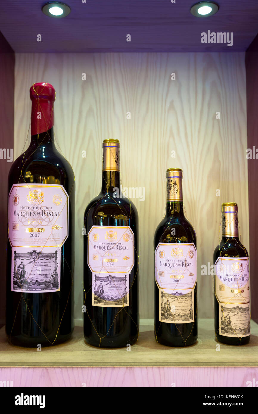 Marques de Riscal différentes tailles de bouteilles de 2006 et 2007 millésimes dont magnum en magasin à la cave de vinification de Bodega à Elciego à Rioja-Alavesa, Espagne Banque D'Images Marques de Riscal différentes tailles de bouteilles de 2006 et 2007 millésimes dont magnum en magasin à la cave de vinification de Bodega à Elciego à Rioja-Alavesa, Espagne Banque D'Images