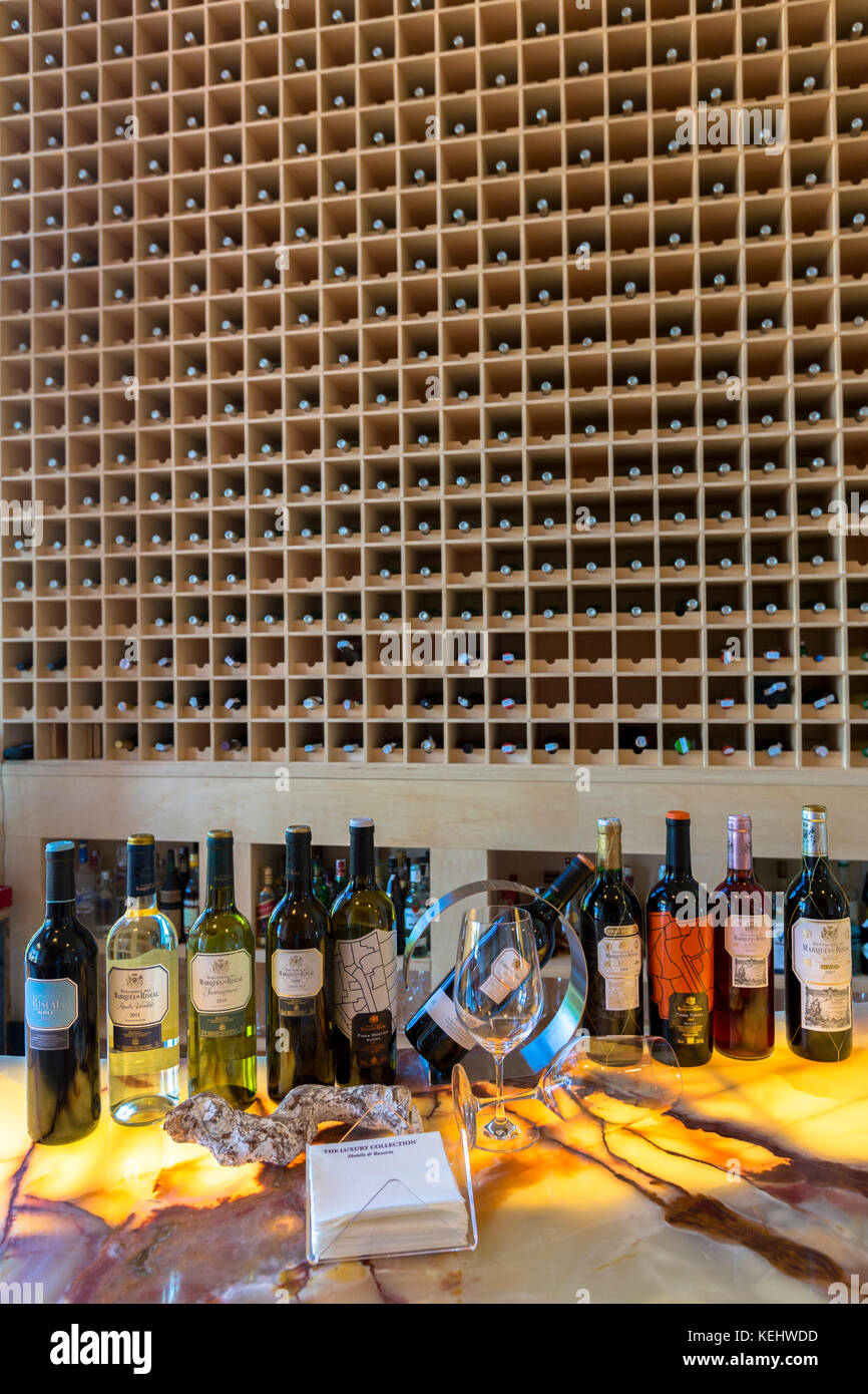 Bar élégant dans l'Hôtel marques de Riscal conçu par l'architecte Frank O Gehry, à Elciego dans la région de Rioja-Alavesa en Espagne Banque D'Images Bar élégant dans l'Hôtel marques de Riscal conçu par l'architecte Frank O Gehry, à Elciego dans la région de Rioja-Alavesa en Espagne Banque D'Images