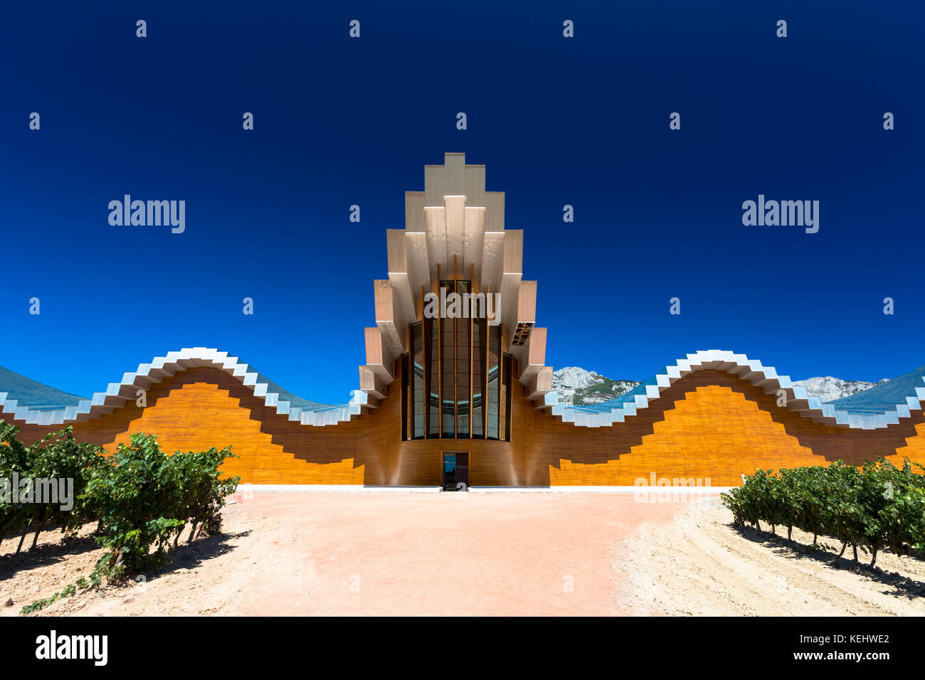 Bodega Ysios winery architecture futuriste à Laguardia en zone de production de vin de Rioja Alavesa de pays Basque, Espagne Banque D'Images