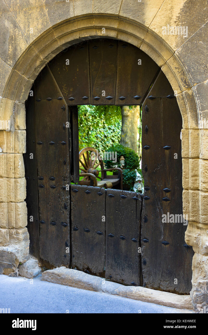 Porte traditionnelle de style stable dans la Calle Paganos, dans la ville de Laguardia, dans la région de Rioja-Alavesa en Espagne Banque D'Images