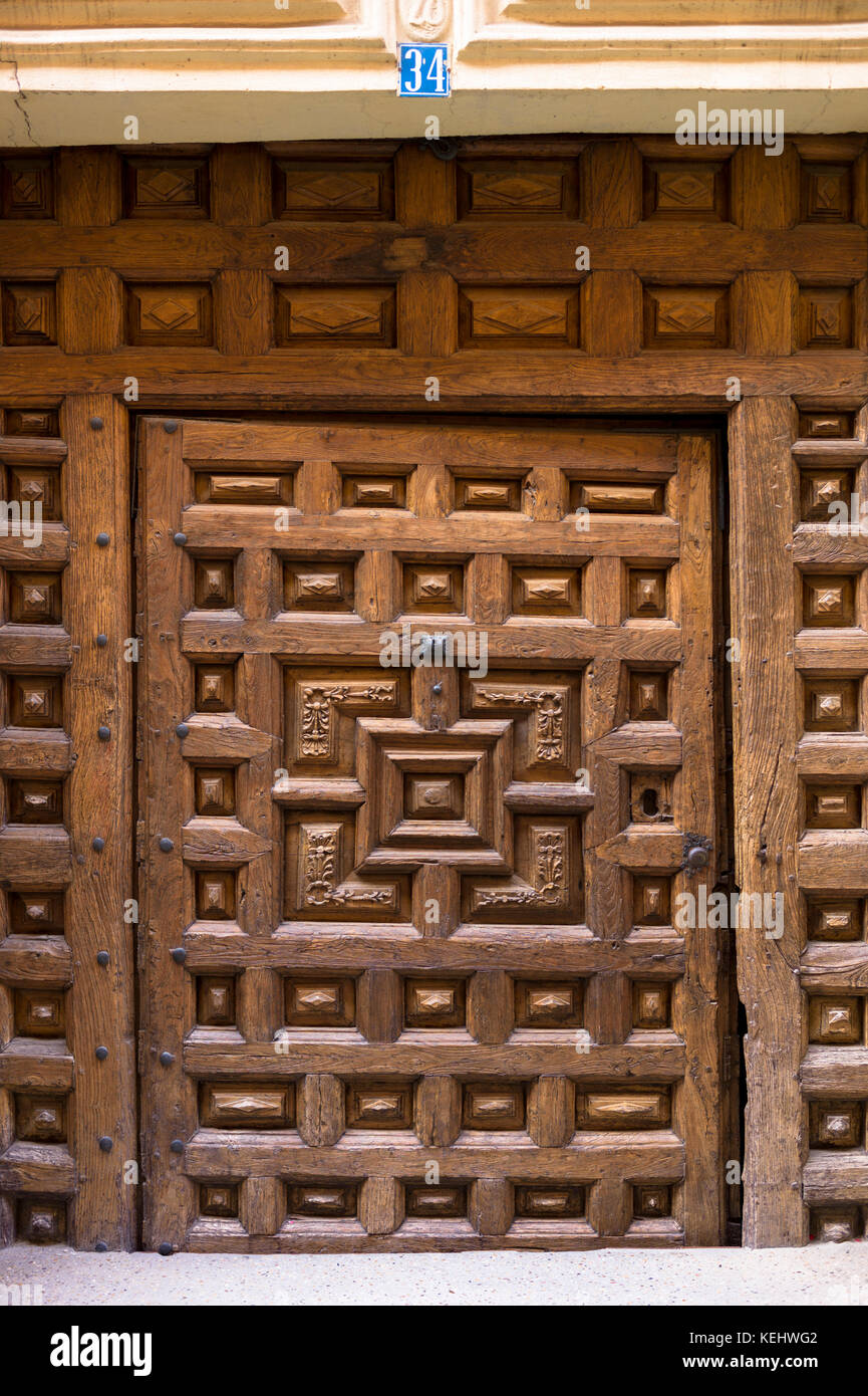 Porte en bois à Santo Domingo de la Calzada sur le chemin du pèlerin St James route Camino de Santiago en Castilla y Leon, Espagne Banque D'Images Porte en bois à Santo Domingo de la Calzada sur le chemin du pèlerin St James route Camino de Santiago en Castilla y Leon, Espagne Banque D'Images