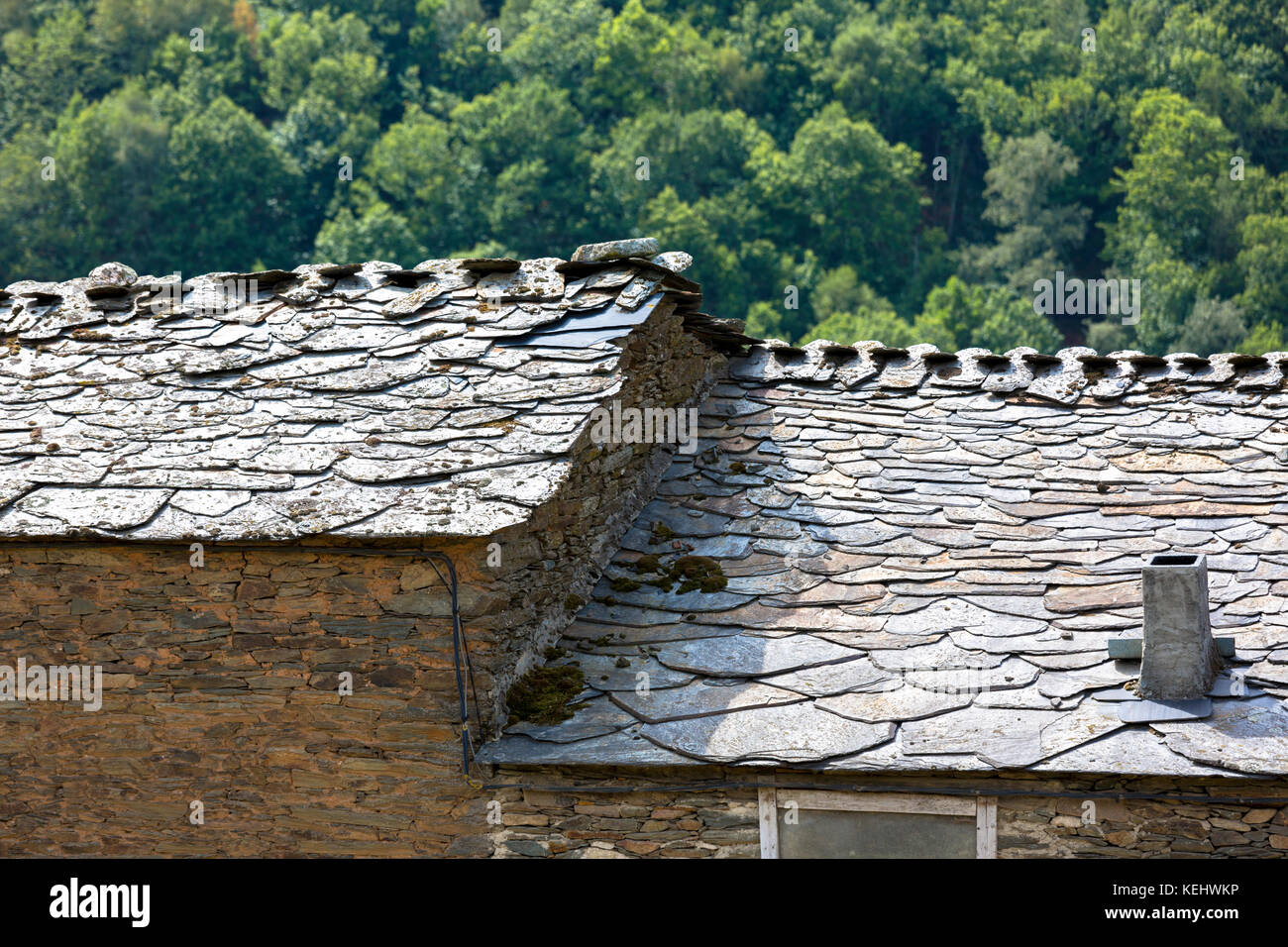 Architecture traditionnelle espagnole typique de toit d'ardoise à Triacastela en Galice, Espagne Banque D'Images