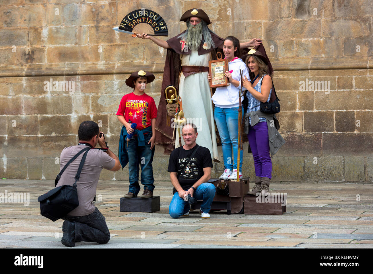 Les touristes posent avec le pèlerin mime artiste par la cathédrale de Santiago de Compostelle, Galice, Espagne Banque D'Images