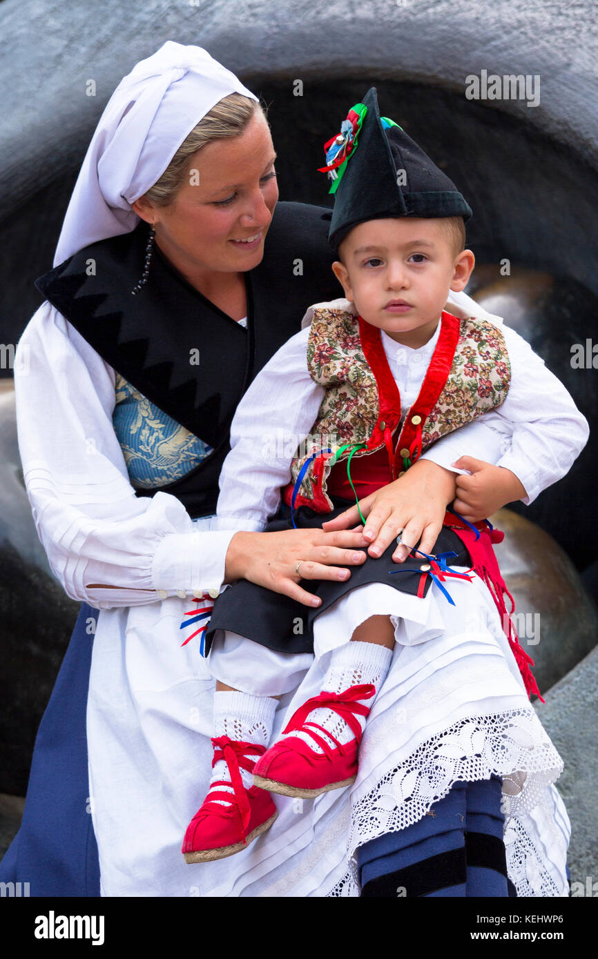La mère et l'enfant à la caledonie fiesta à Villaviciosa dans les Asturies, dans le Nord de l'Espagne Banque D'Images