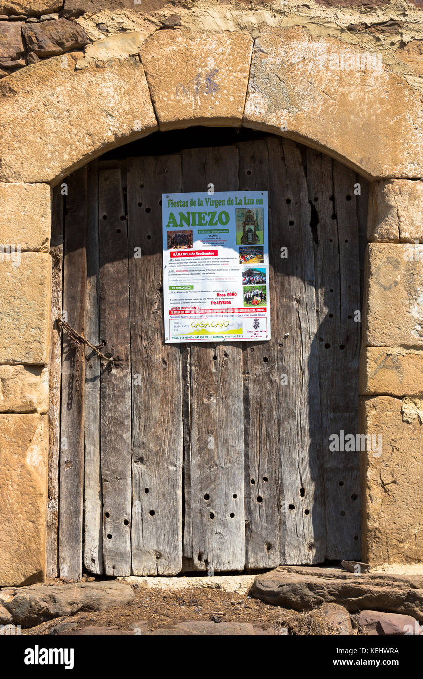 L'affiche en village de montagne d'Somaniezo publicité Fête de la Vierge de La Luz, espagne Cantabrie Aniezo Banque D'Images