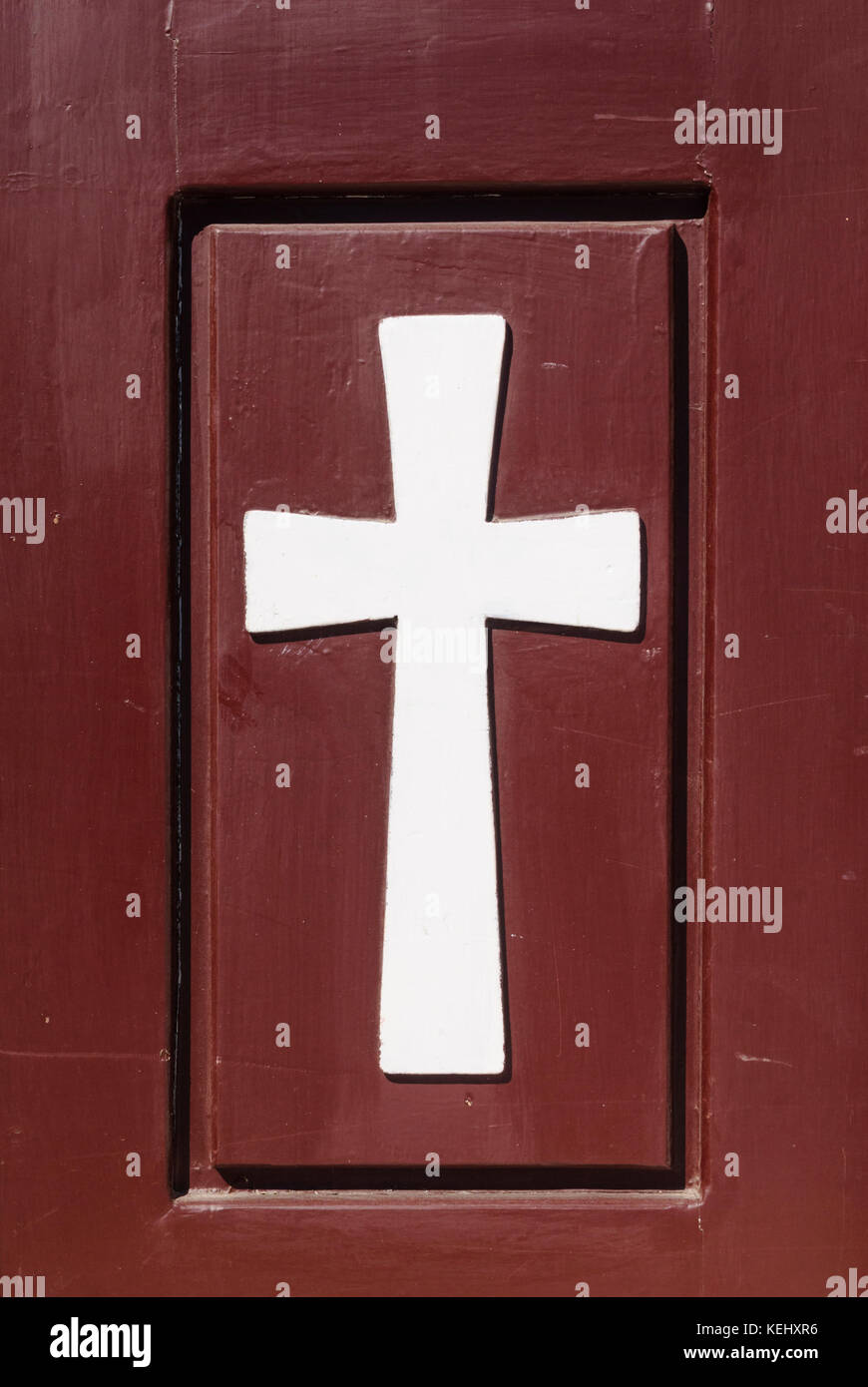 Le symbole du christianisme, une croix chrétienne sur une porte en bois dans un monastère en