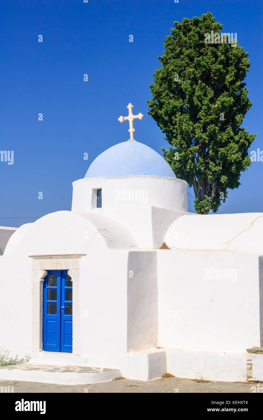 Église blanchie à la chaux avec dôme bleu dans la ville de Naoussa, Paros, Grèce Banque D'Images