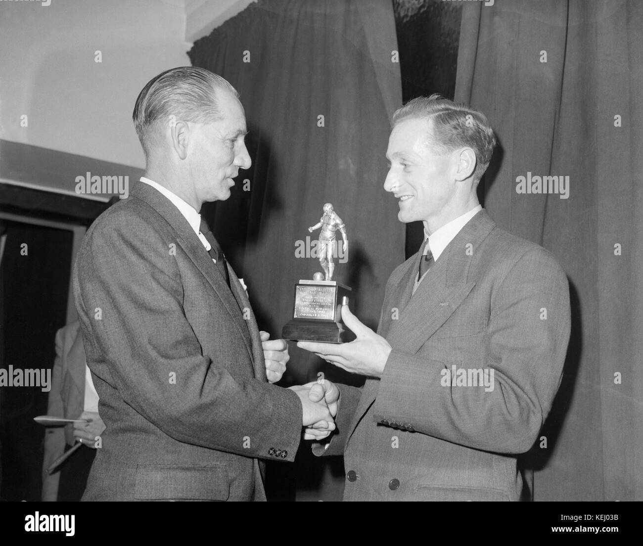 Footballeur Anglais Tom Finney étant présenté avec le trophée de meilleur joueur de l'année 1957, par Stanley Matthews.Sir Thomas Finney, CBE (5 avril 1922 - 14 février 2014) était un footballeur anglais, célèbre pour sa loyauté à son club de la Ligue, Preston North End, pour qui il a fait 569 apparitions de première classe, et pour ses prestations dans l'Angleterre face nationale. Pour son travail de bienfaisance, il a été nommé officier de l'ordre de l'Empire britannique (OBE) dans la nouvelle année 1961 et Commandeur de l'ordre de l'Empire britannique (CBE) en 1992, et fait chevalier en 1998. Banque D'Images