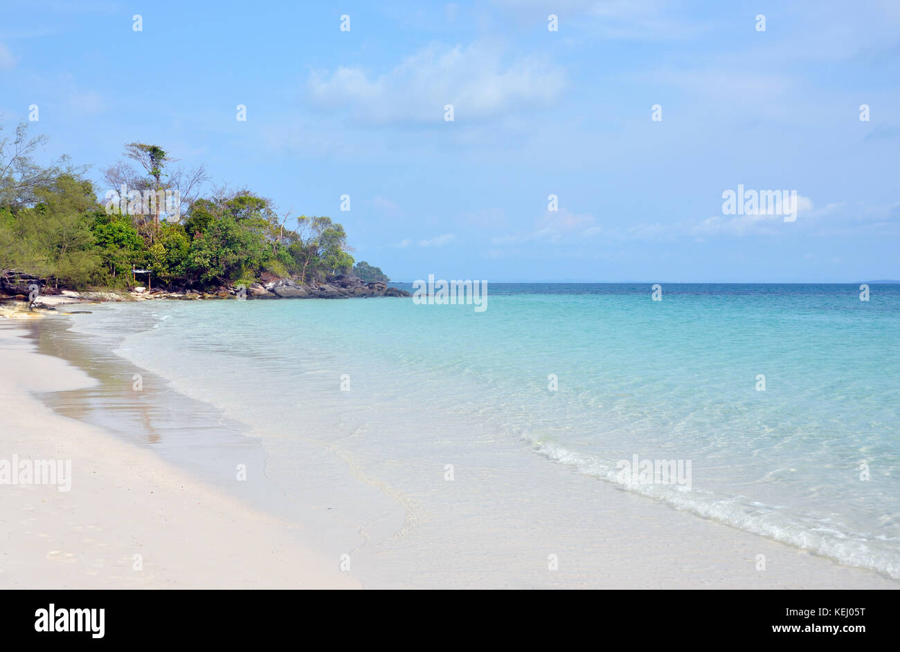 Belle plage de sable blanc avec des eaux bleu azur de l'île de Koh rong au Cambodge Banque D'Images