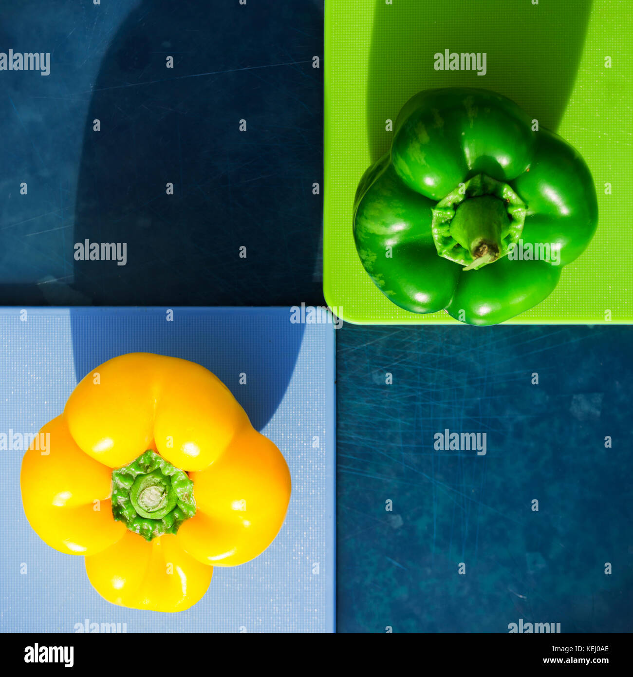 Paprika poivre jaune allongé sur le vert et bleu fond carré parfait. L'image est léger, possède un contraste élevé et des couleurs éclatantes Banque D'Images
