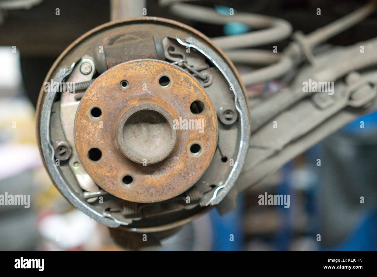 Close-up de frein à tambour de réparation de roue de voiture dans le garage  Photo Stock - Alamy