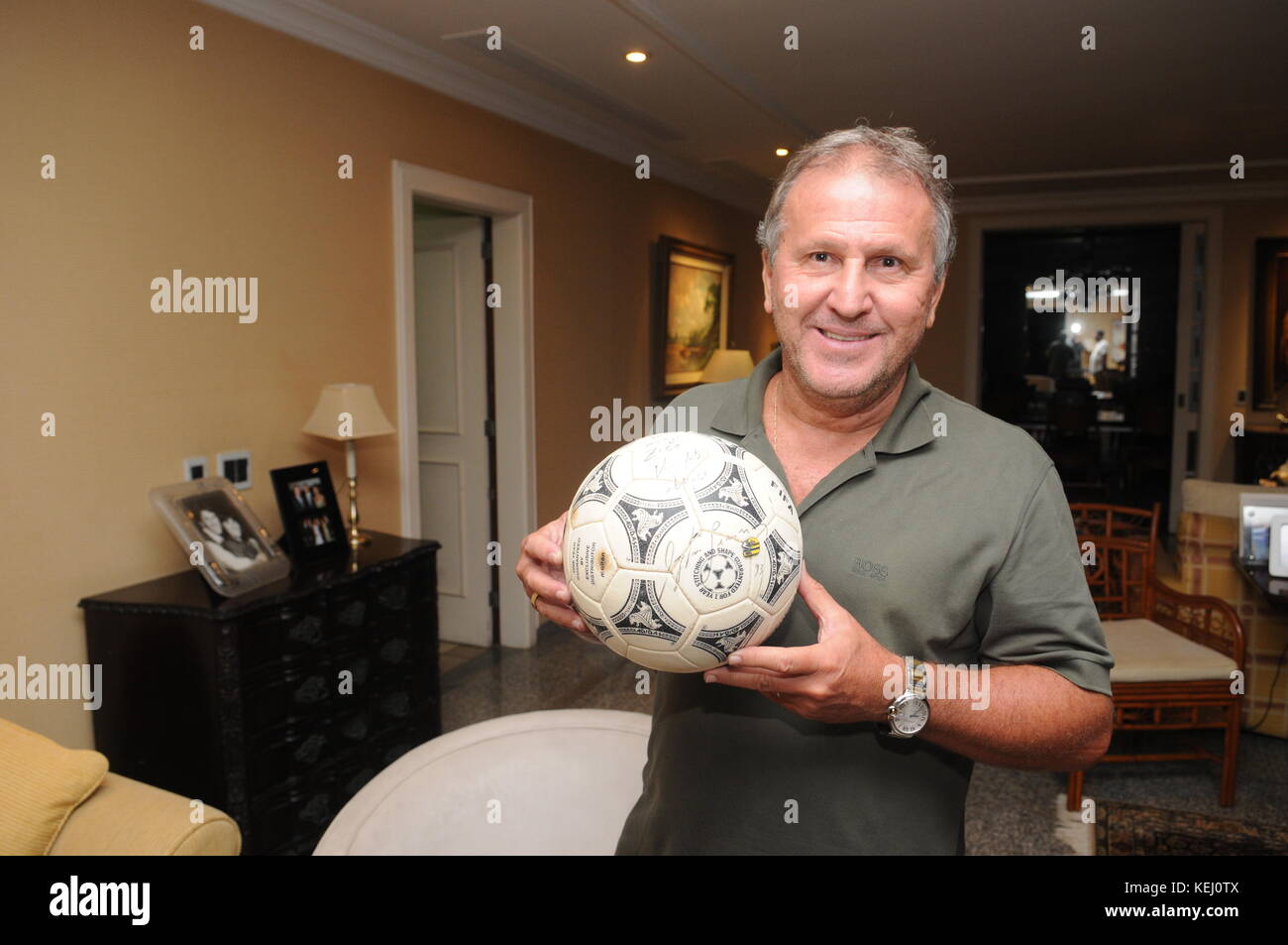 Rio de Janeiro, Brésil - 3 mars, 2013 : zico, ancien footballeur de l'équipe nationale brésilienne, pose au cours d'une entrevue le jour de son 60e b Banque D'Images