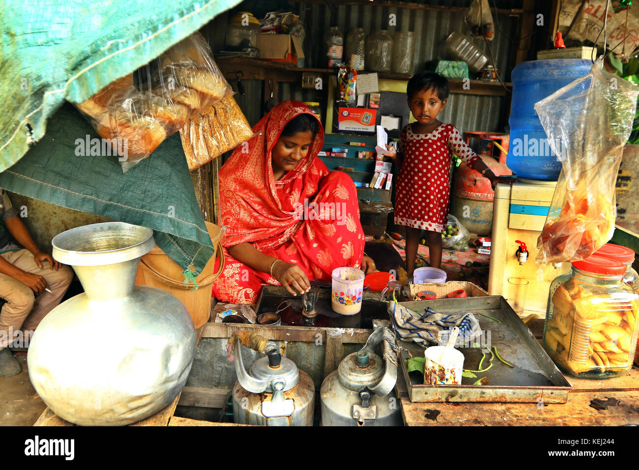 Les ruraux pauvres femme dans son magasin de thé à Dhaka. Banque D'Images