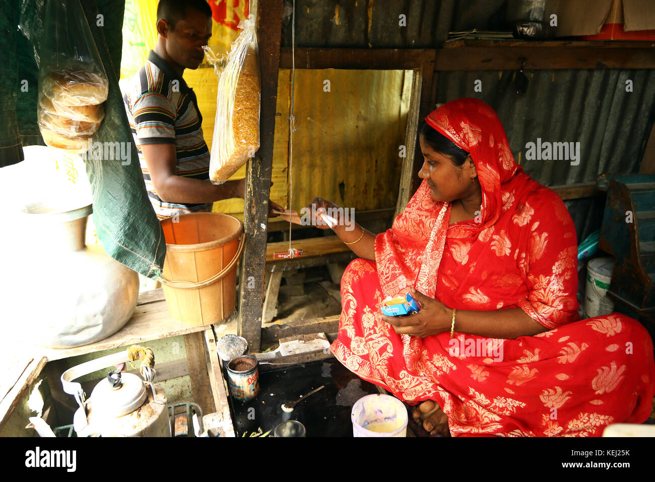 Les ruraux pauvres femme dans son magasin de thé à Dhaka. Banque D'Images