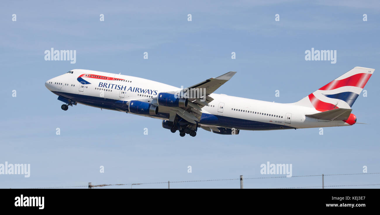 British Airways Boeing 747 jumbo jet G-CIVF décollant de l'aéroport de Londres Heathrow LHR Banque D'Images