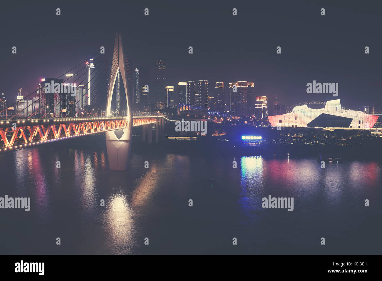 Le centre-ville de Chongqing enveloppé dans le smog de nuit, harmonisation des couleurs, appliquées en Chine. Banque D'Images