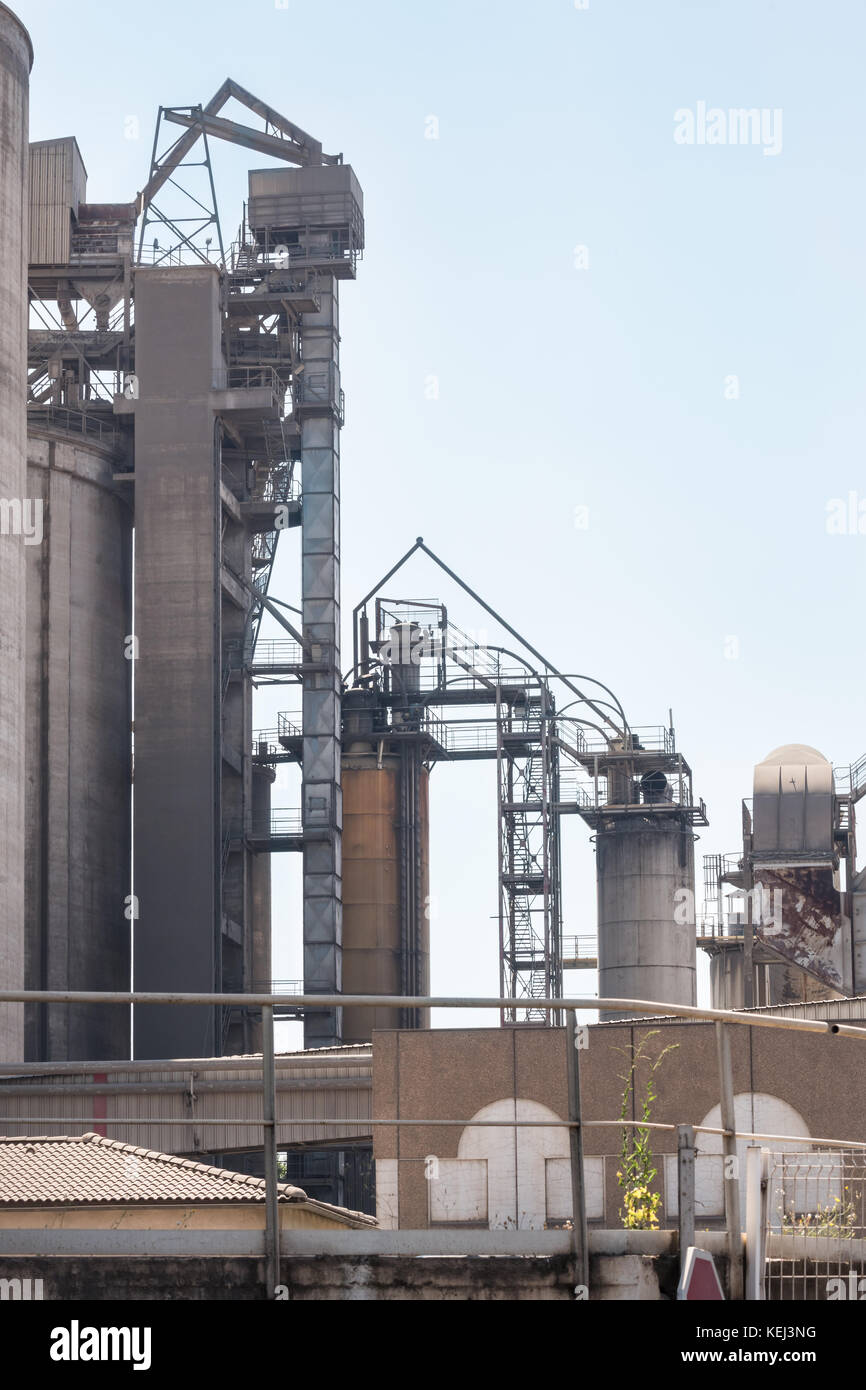 Cimenterie de Beaucaire, France Banque D'Images