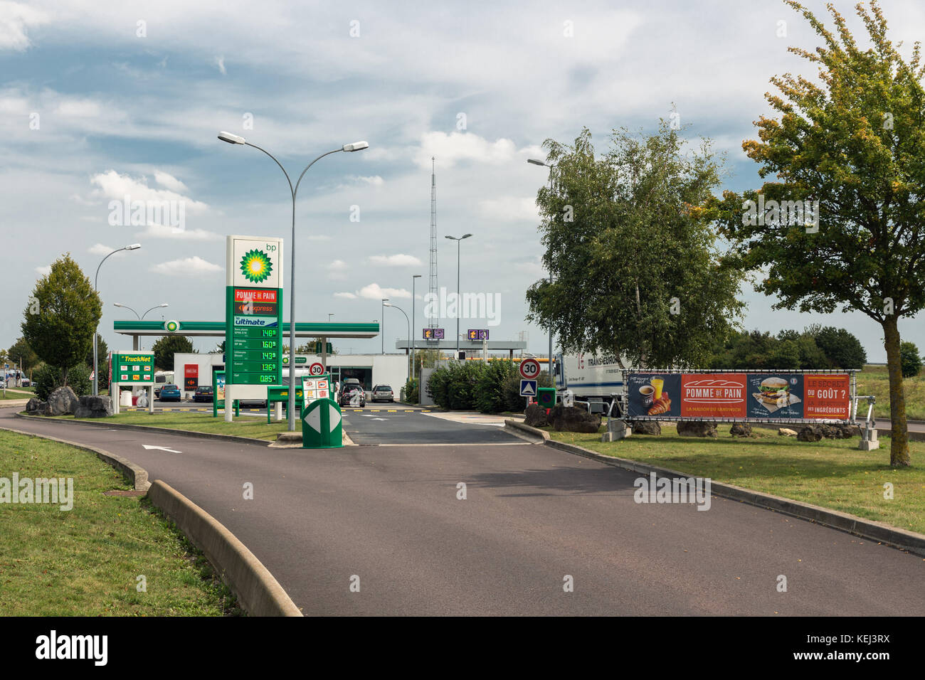 NORMANDIE, FRANCE - 23 AOÛT 2017 : station-service de la compagnie pétrolière British Petroleum BP sur une route à péage française en Normandie. Un grand panneau d'affichage est situat Banque D'Images