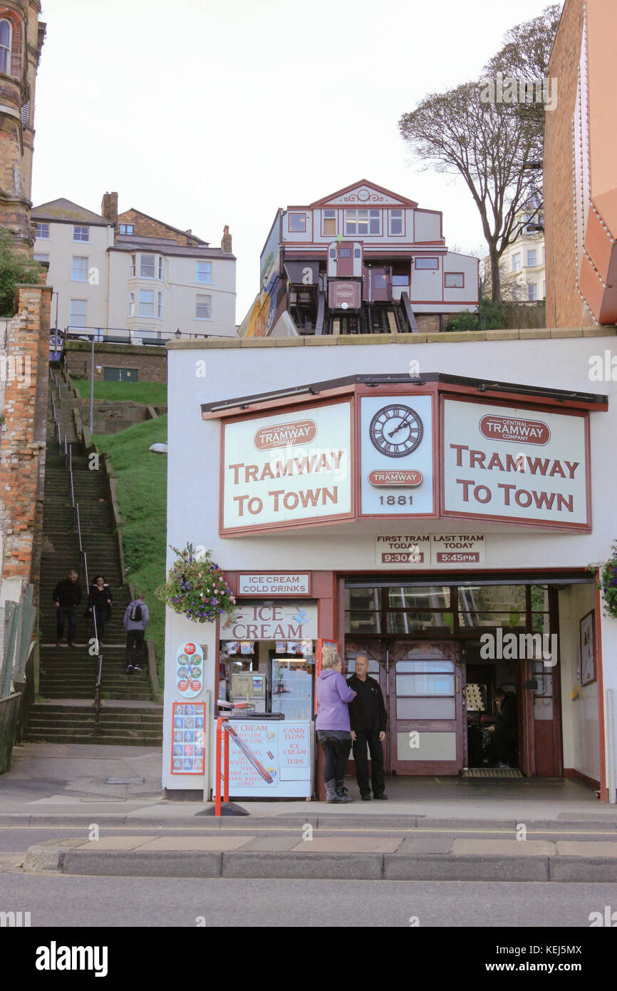 La ville de Scarborough à tramway funiculaire de front jusqu'côte raide Banque D'Images