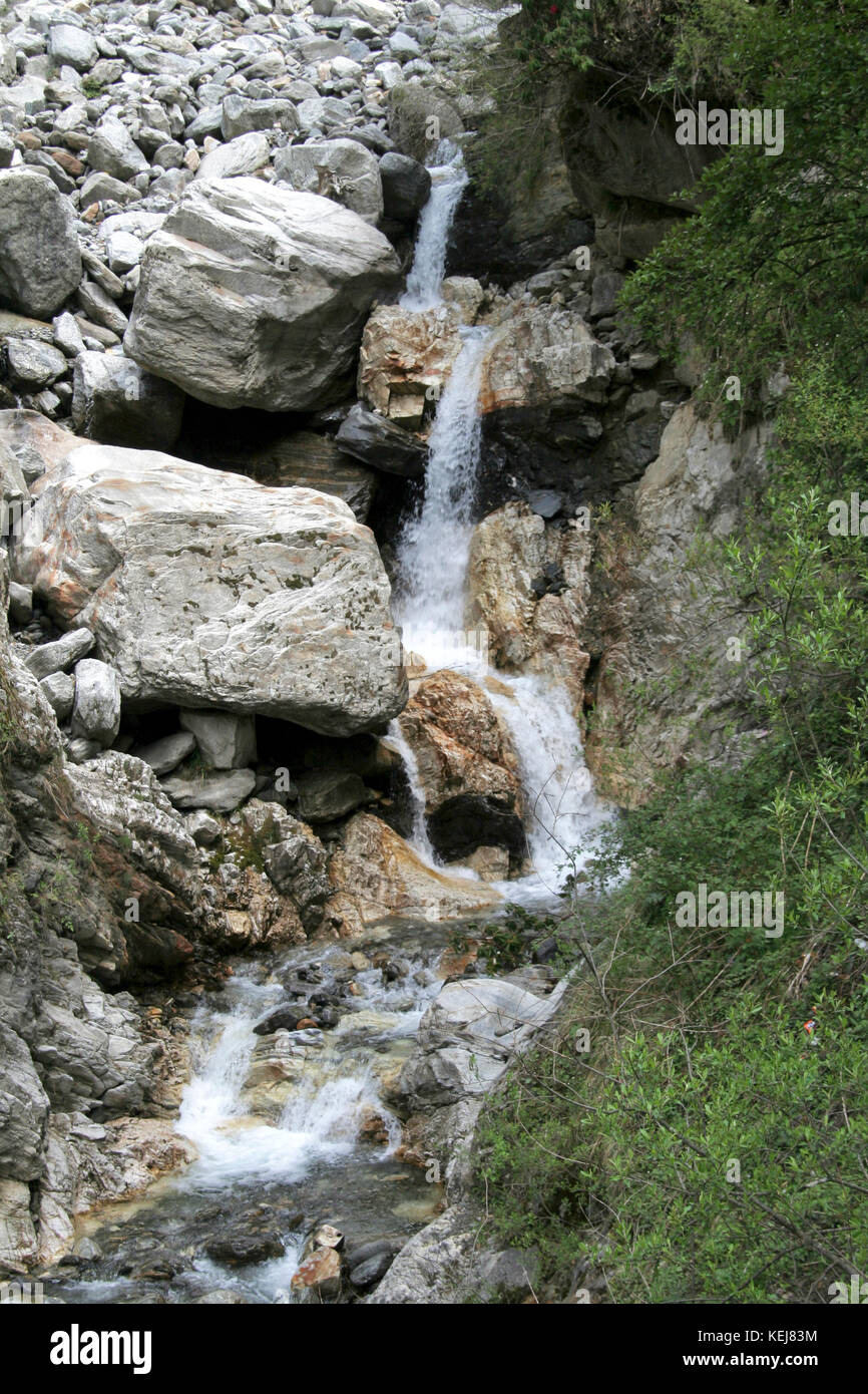 Brook relevant par étapes Entre roches et cailloux dans valley Banque D'Images