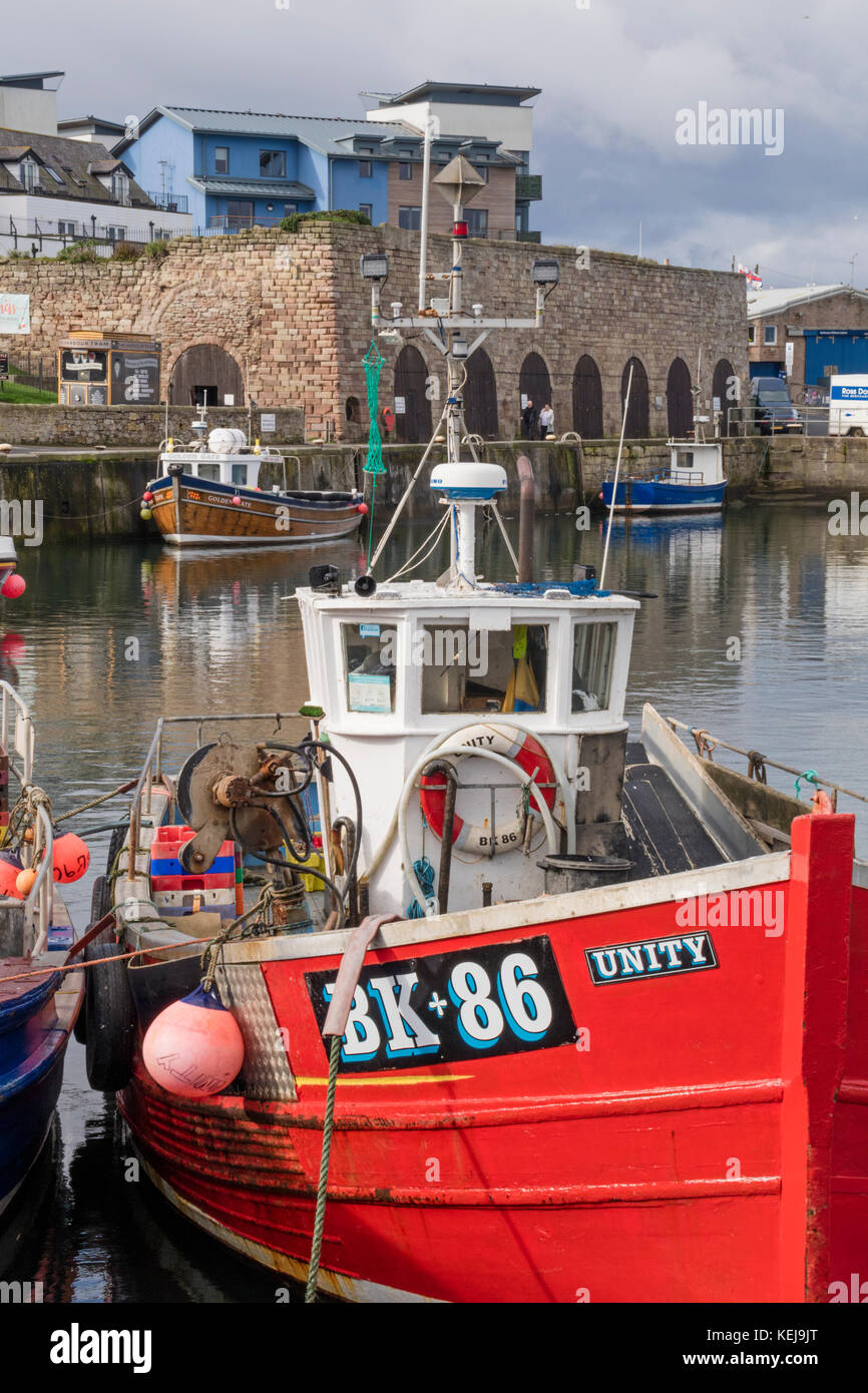 Bateaux de pêche dans le port de Seahouses sur la côte de Northumbrie, Northumberland, England, UK Banque D'Images