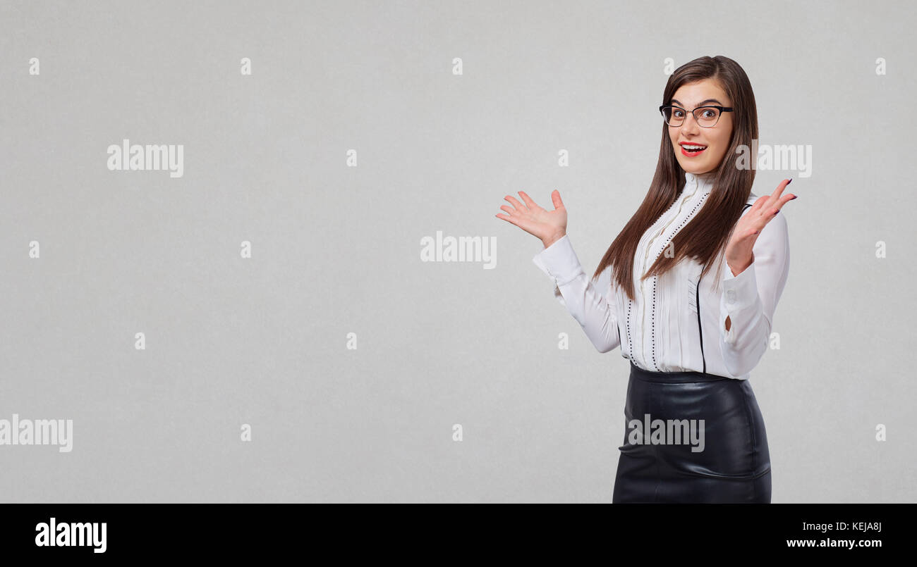 Business Woman gesturing avec mains sur un fond gris. Banque D'Images