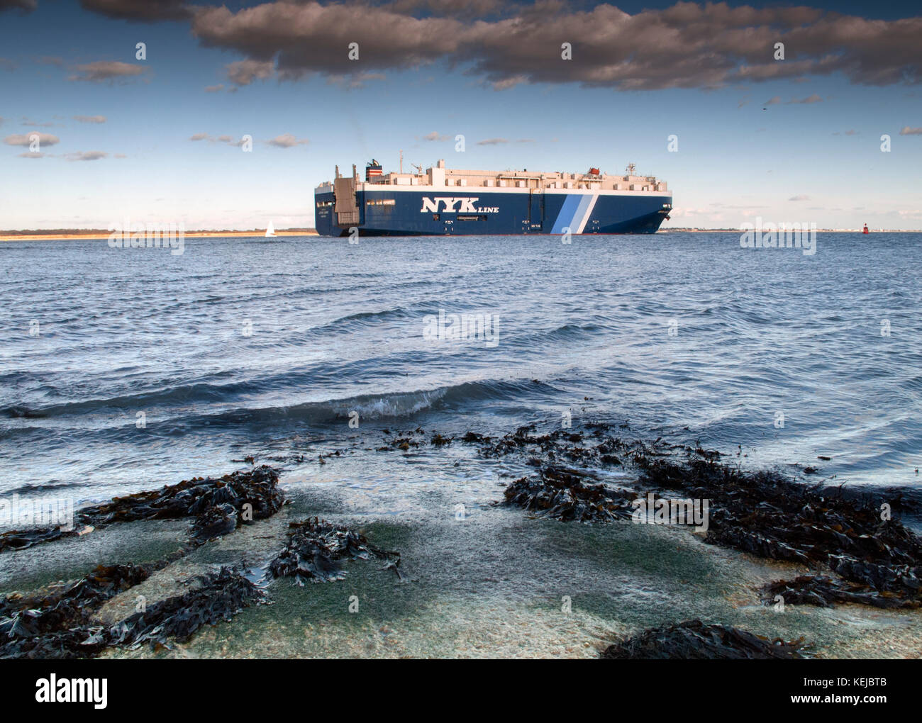Un navire quittant Southampton Water, Hampshire Banque D'Images