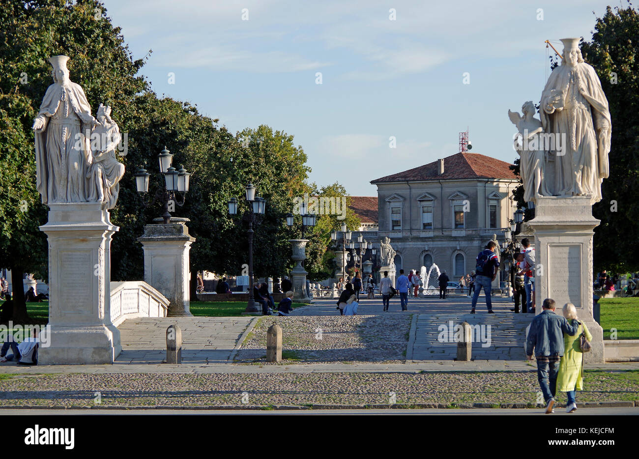 Le Prato della Valle, Padoue, Italie, un grand espace public, un des plus grands espaces urbains en Europe, Banque D'Images