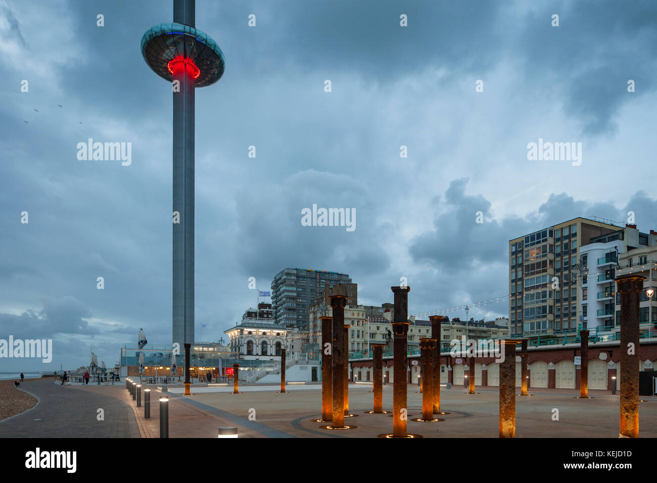 Soir sur le front de mer de Brighton, East Sussex, Angleterre. i360 tower au loin. Banque D'Images