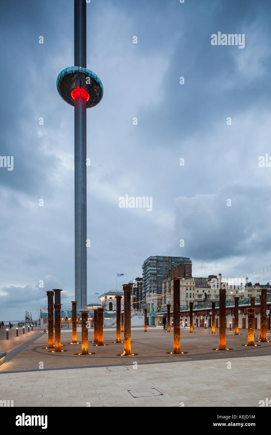 À eveninig i360 tower sur mer Brighton, East Sussex, Angleterre. Banque D'Images