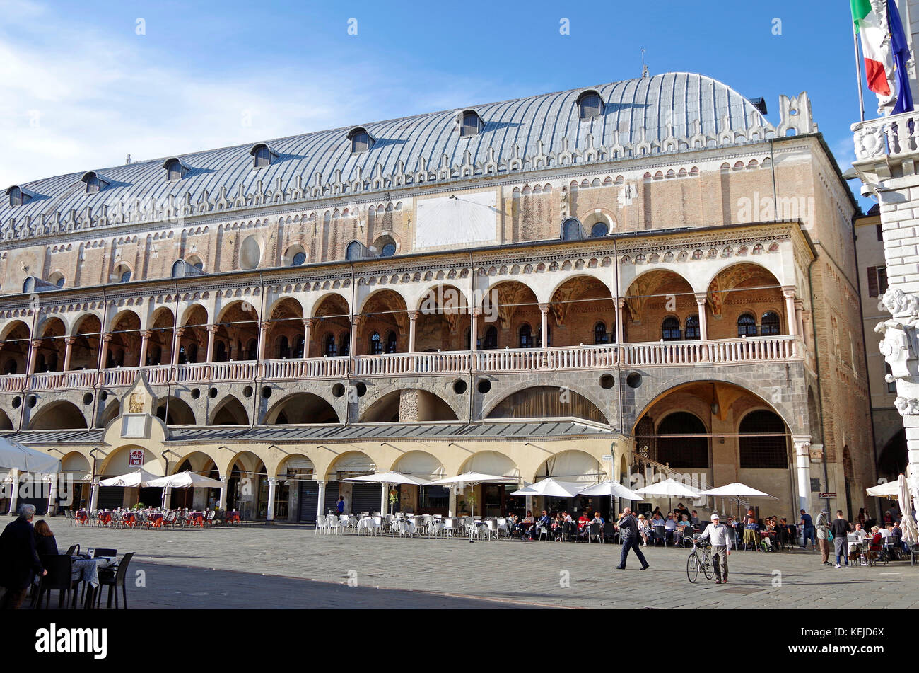 Palazzo della Ragione, siège du gouvernement médiéval & commerce, marché aux fleurs d'un côté, et aux herbes sur le marché d'autres, Banque D'Images