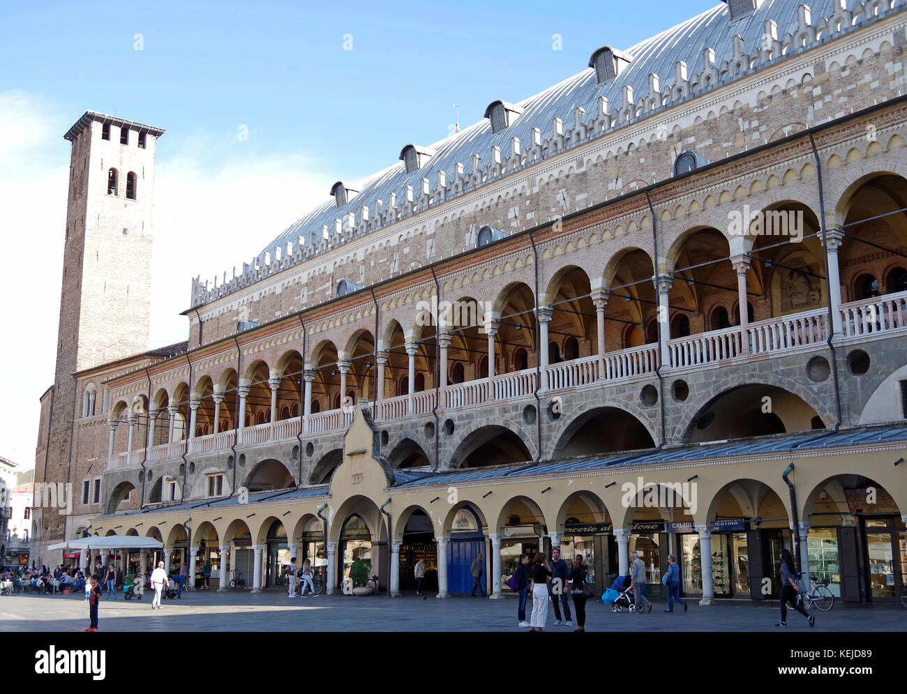 Palazzo della Ragione, siège du gouvernement médiéval & commerce, marché aux fleurs d'un côté, et aux herbes sur le marché d'autres, Banque D'Images