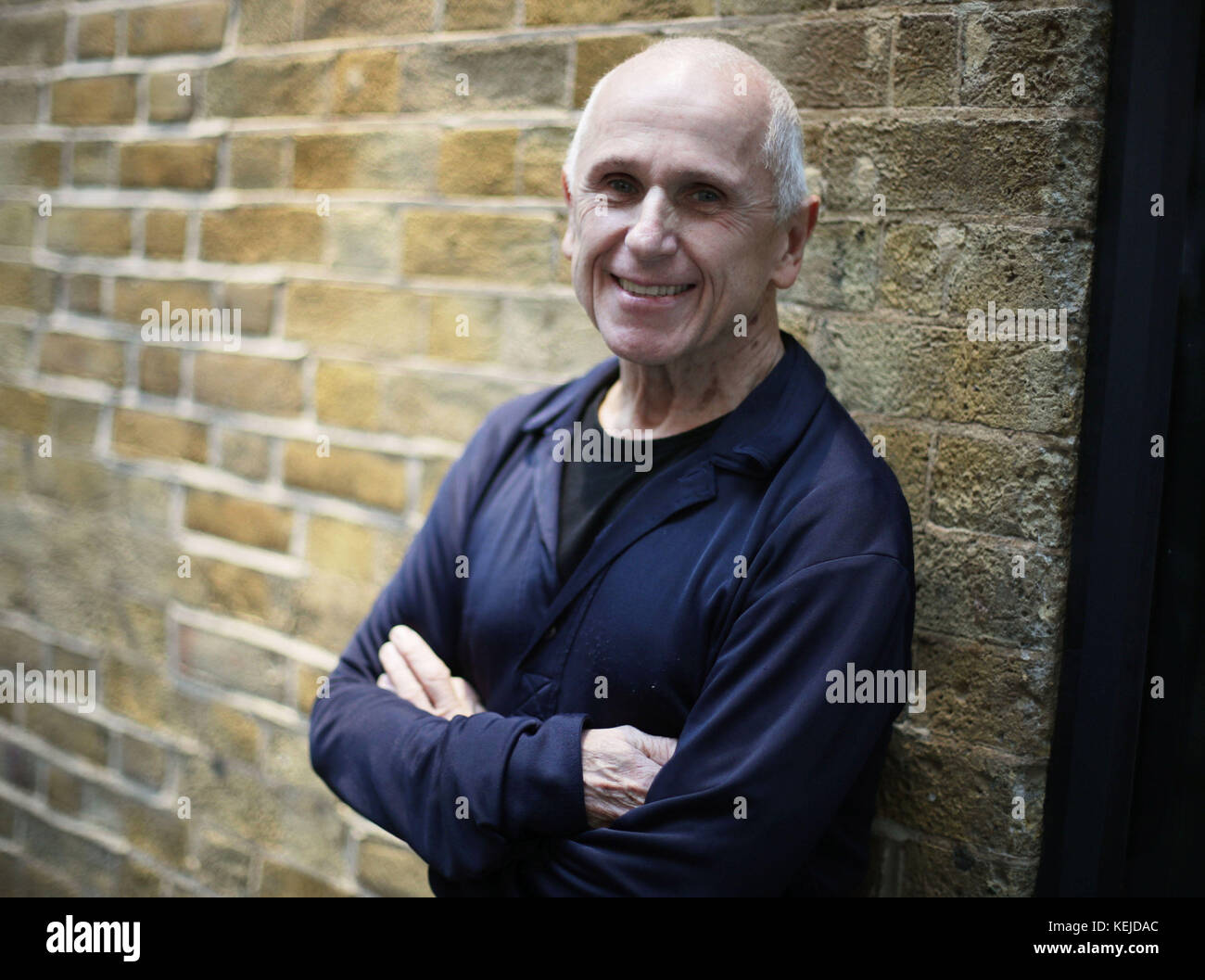 Wayne Sleep, ancien danseur principal du Royal Ballet, après une foule éclair organisée dans le cadre de la campagne du projet B de la Royal Academy of Dance pour encourager plus de garçons à essayer le ballet, à King&iacute;s Cross Station, Londres. Banque D'Images