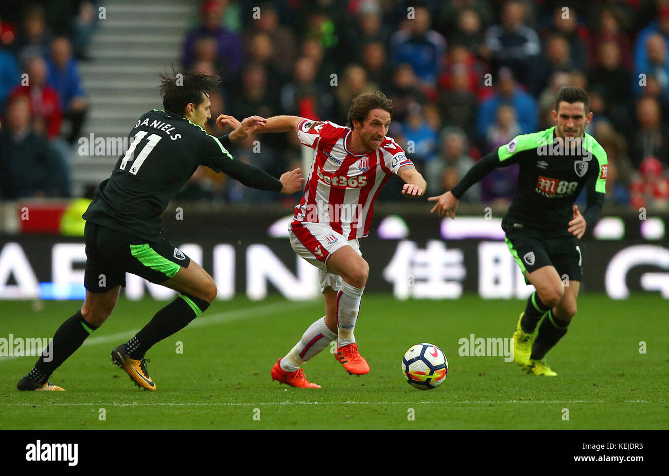 Joe Allen de Stoke City (au centre) en action avec Charlie Daniels de l'AFC Bournemouth (à gauche) lors du match de premier League au stade bet365, Stoke-on-Trent. Banque D'Images