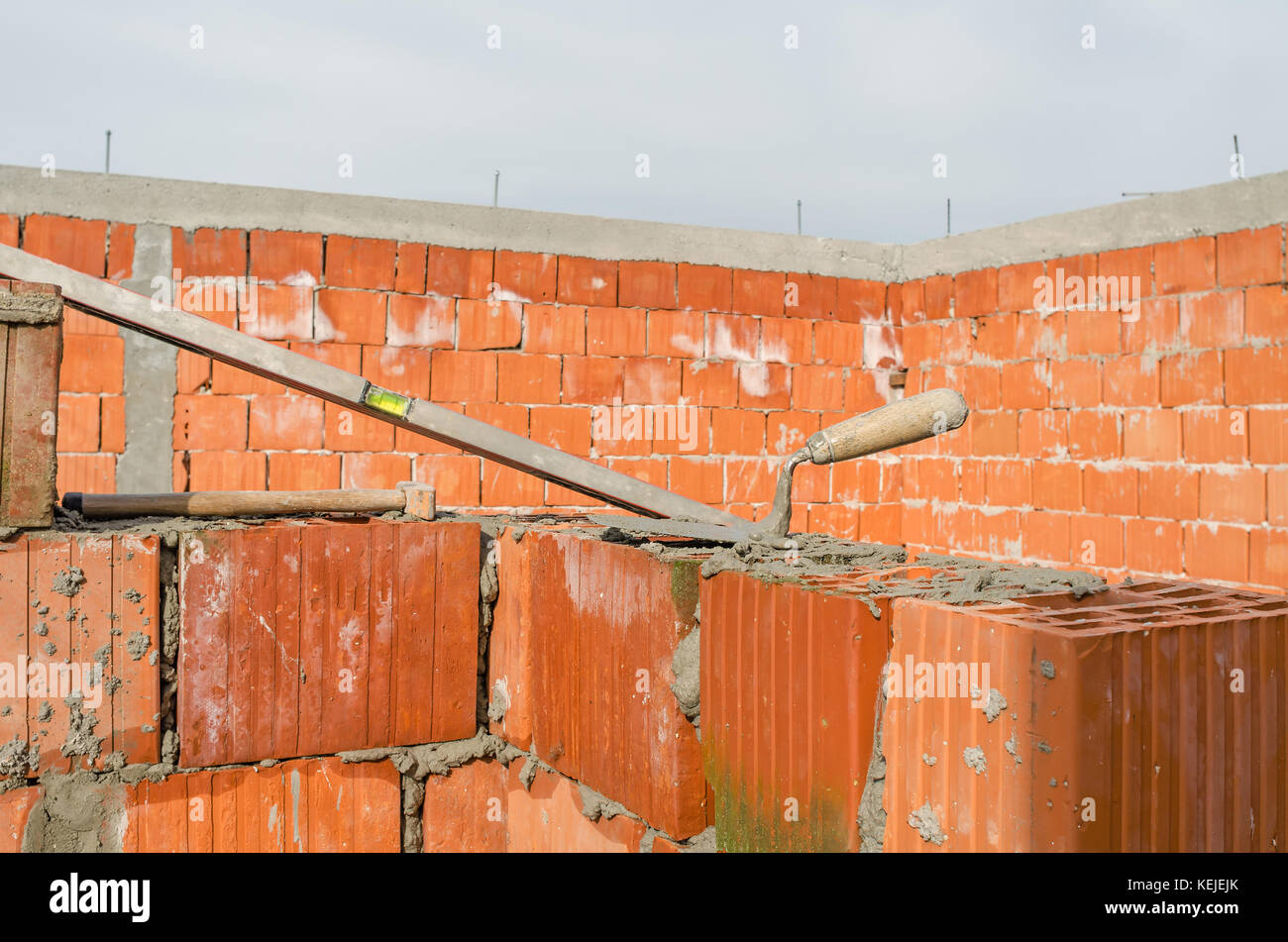 Accueil buliding site. niveau de l'esprit, marteau et howel putty, couteau, site de construction de blocs de briques en argile et des outils d'accueil Banque D'Images