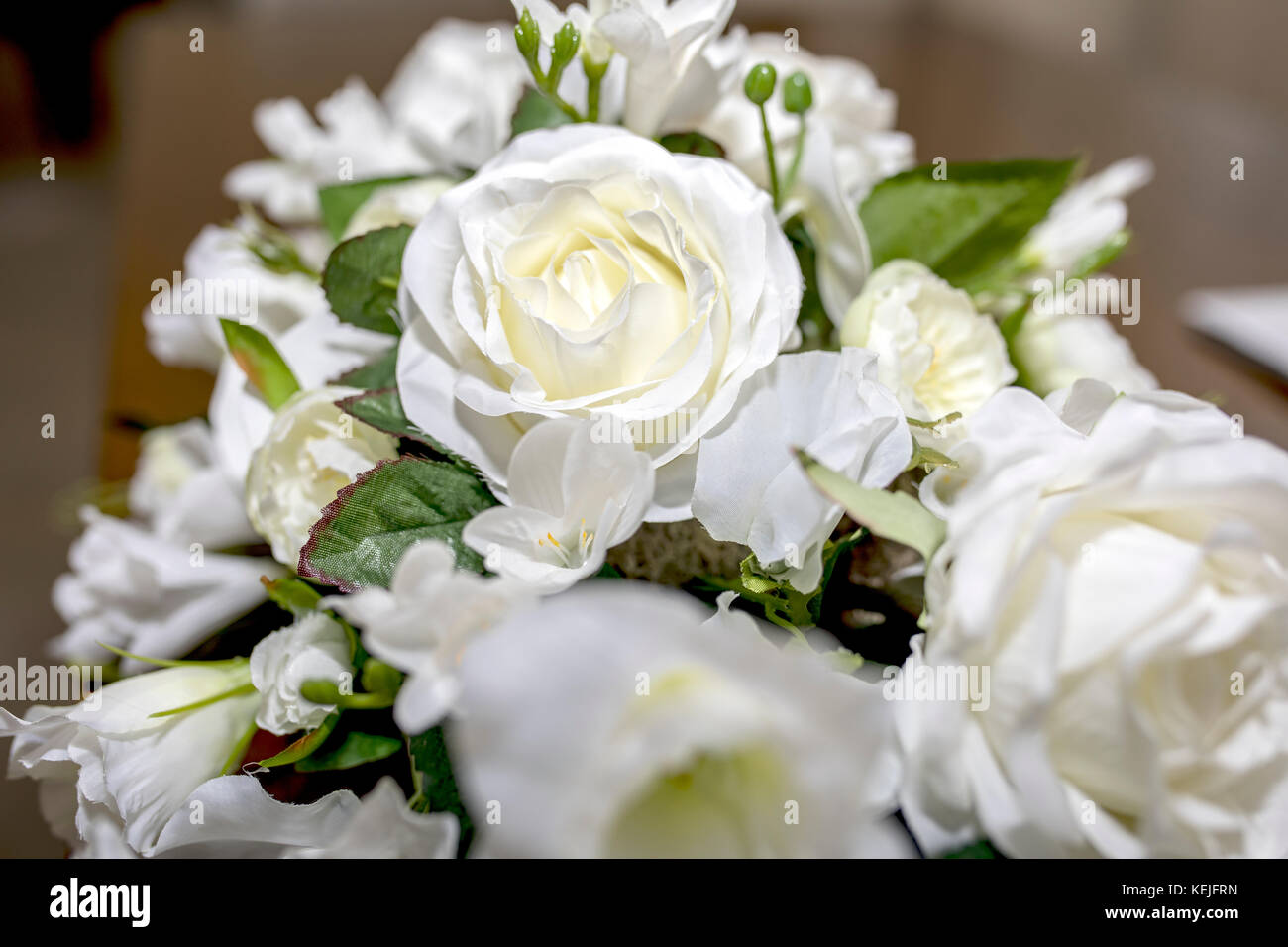 Roses blanches artificielles mariage bouquet de fleurs shot close up avec  une faible profondeur de champ à un mariage anglais traditionnel Photo  Stock - Alamy