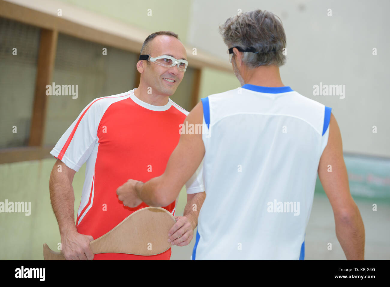 Les hommes jouant sur une cour trinquet pelote Banque D'Images