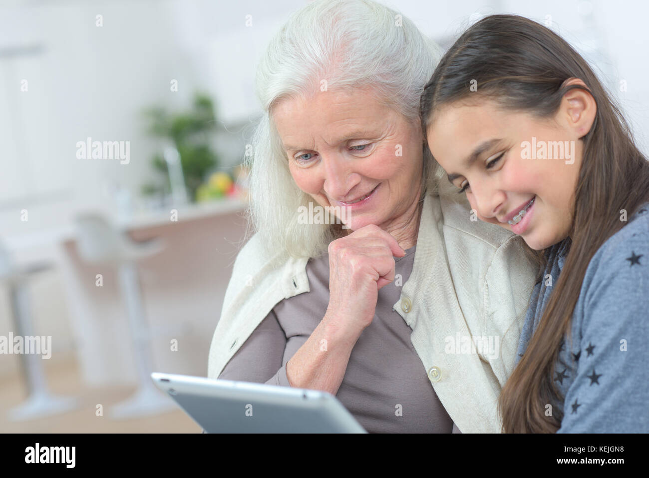 Grand-mère et petite fille regardant tablet Banque D'Images